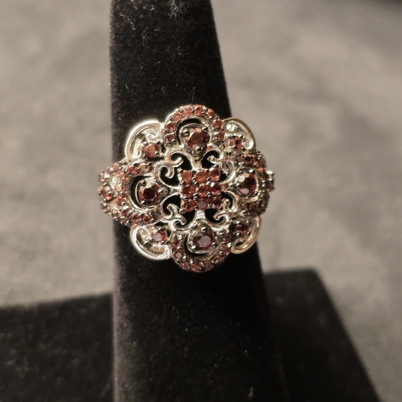 .925 Sterling Silver Man Made Garnet Stone Ring. Ladies Size 6 - Picture 3 of 7